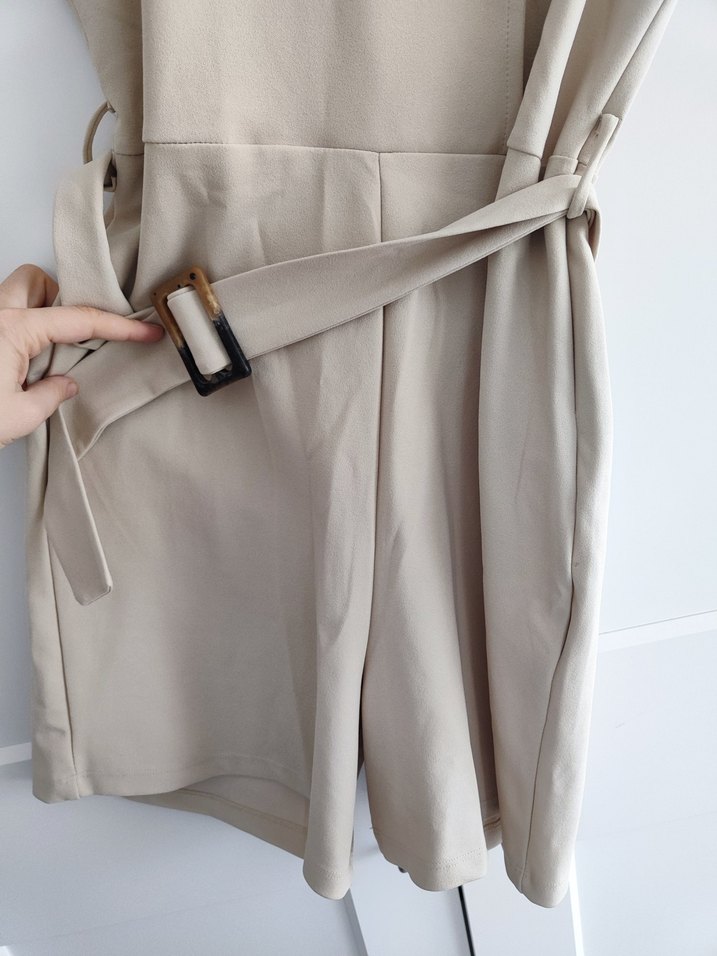 Düğmeli Kısa Bej Tulum - Görsel 3