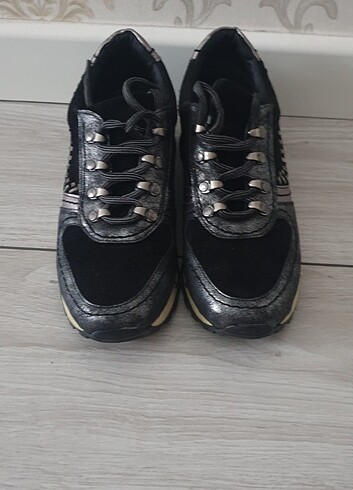 Elle Sneaker 