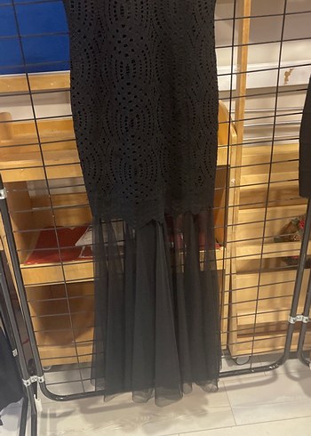 Siyah Dantel Detaylı Uzun V Yaka Abiye Elbise - Görsel 3