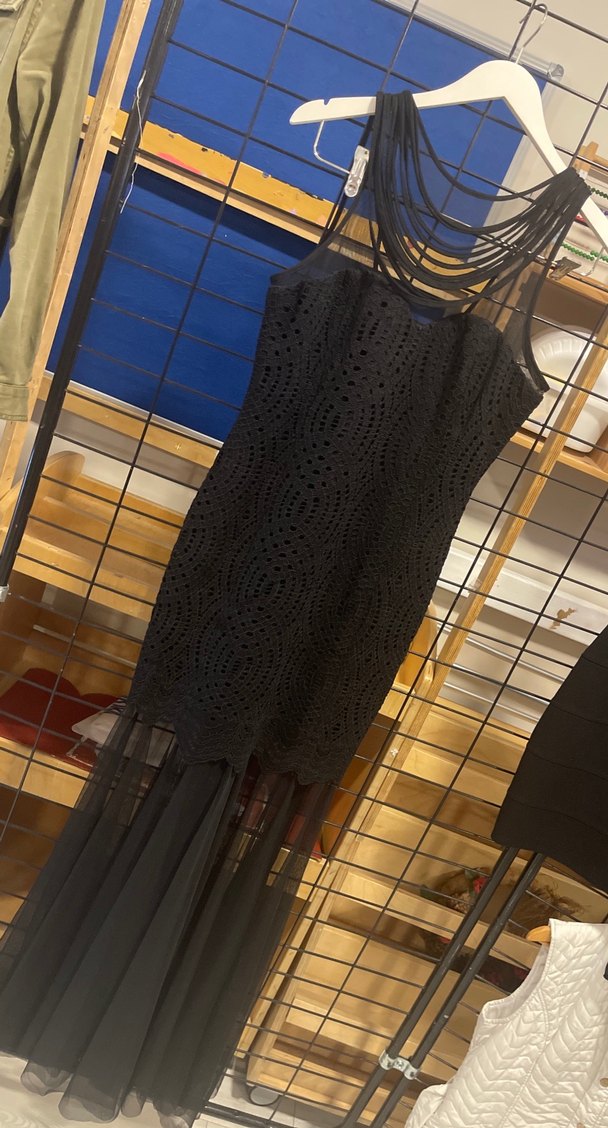 Siyah Dantel Detaylı Uzun V Yaka Abiye Elbise - Görsel 4