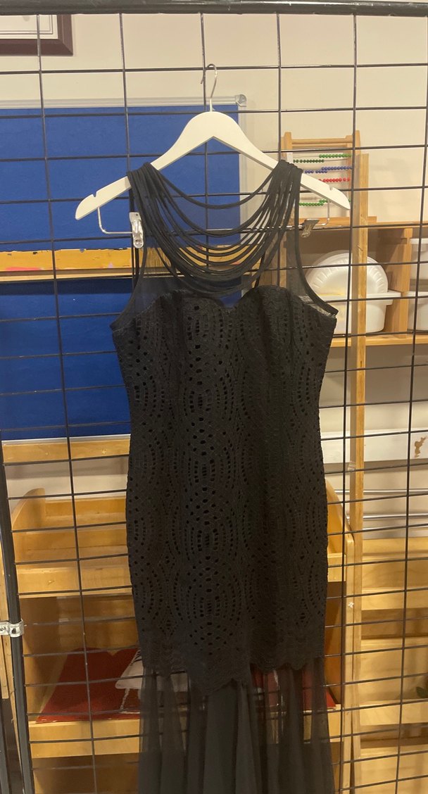 Siyah Dantel Detaylı Uzun V Yaka Abiye Elbise - Görsel 2