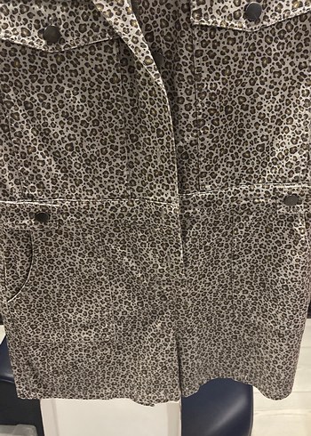 Düğmeli Leopar Desenli Kadın Tulum - Görsel 3