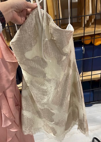 Dantel Detaylı Parlak Altın Mini Elbise - Görsel 4