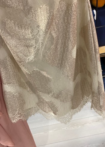 Dantel Detaylı Parlak Altın Mini Elbise - Görsel 3