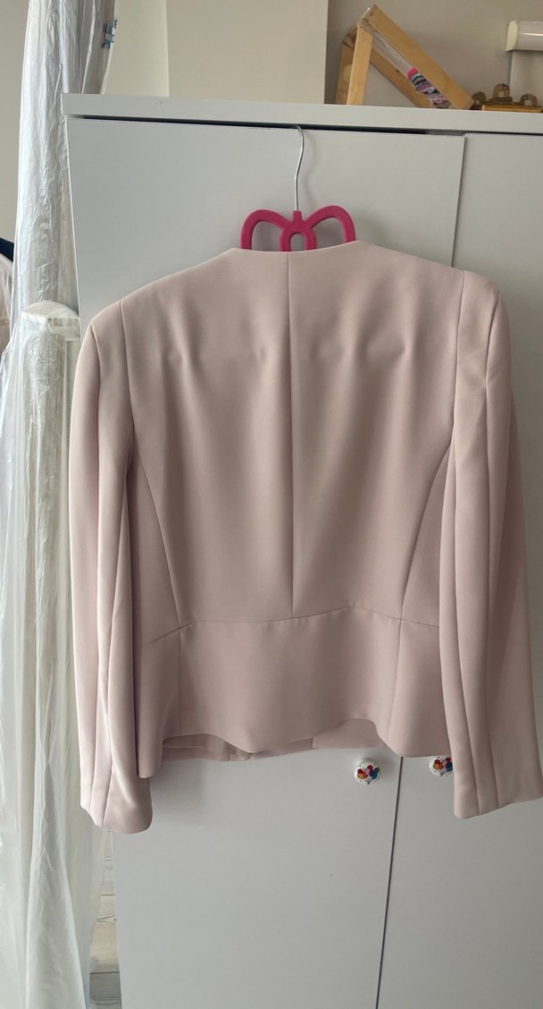 Şıklığın Simgesi: Açık Pembe V Yaka Blazer — görsel 8/9