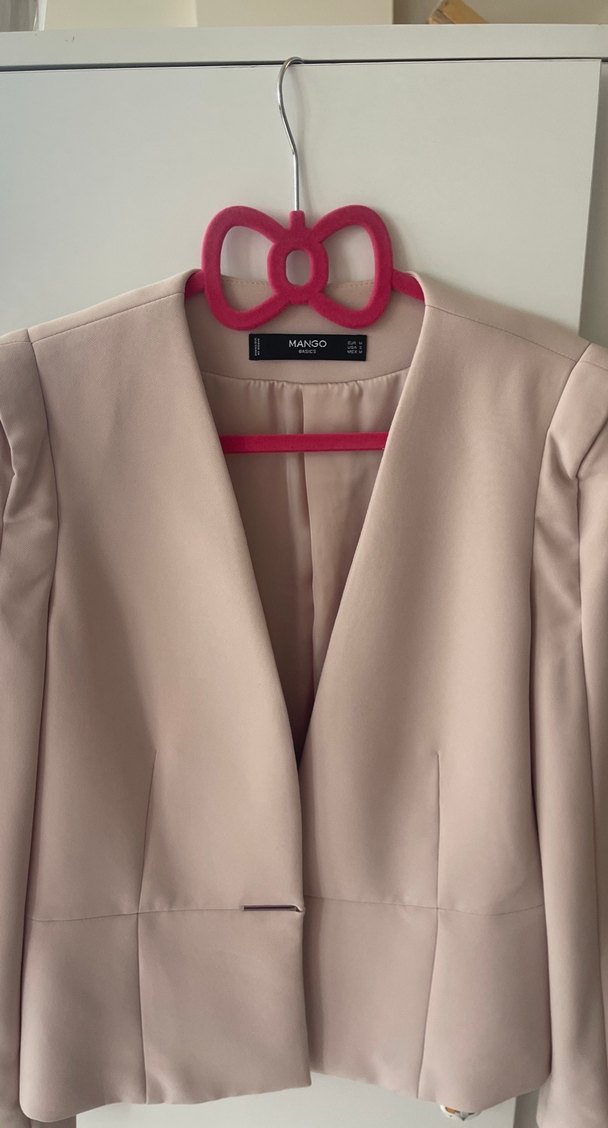 Şıklığın Simgesi: Açık Pembe V Yaka Blazer — görsel 3/9