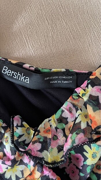 xs Beden Çiçekli mini elbise bershka