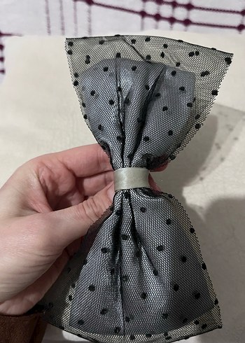 Beden Gri Puantiyeli Fiyonk Saç Aksesuarı