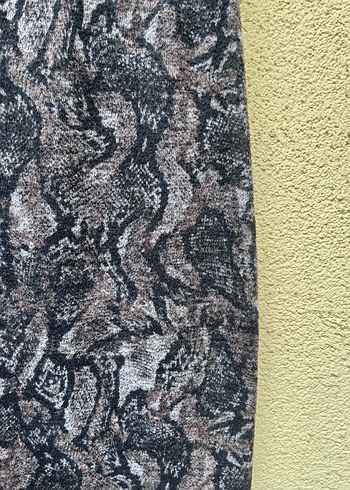 Gri Yılan Desenli Etek - Görsel 3