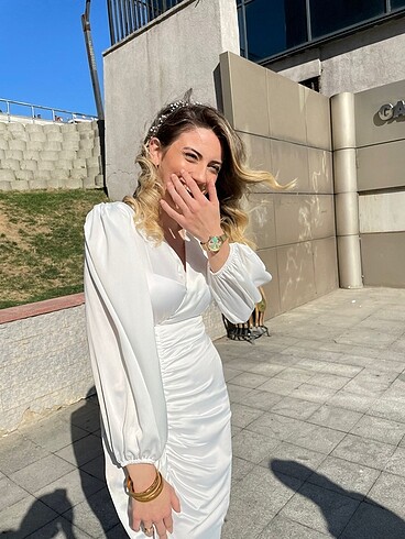 Beyaz saten elbise