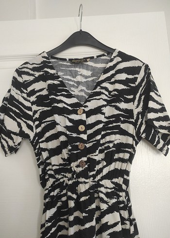 LC Waikiki Düğmeli V Yaka Zebra Desenli Mini Elbise