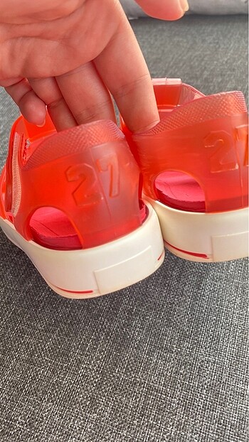 27 Beden kırmızı Renk İgor sandalet