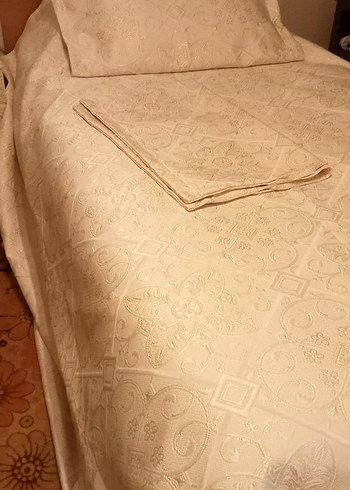 İşlemeli krem rengi Yatak Örtüsü Seti (king size) - Görsel 2
