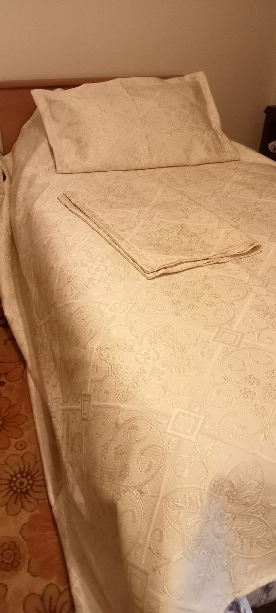 İşlemeli krem rengi Yatak Örtüsü Seti (king size) - Görsel 2