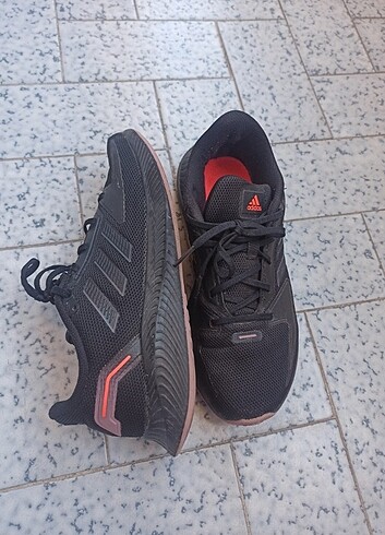 40 Beden Adidas Siyah Yürüyüş Ayakkabısı