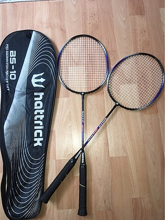 Badminton raketi