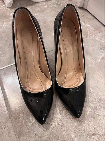 Klasik siyah rugan stiletto