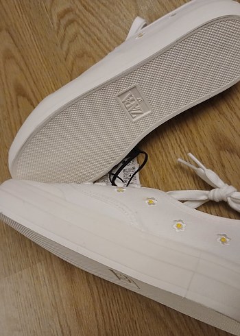 zara papatya işlemeli kanvas ayakkabı - Görsel 5