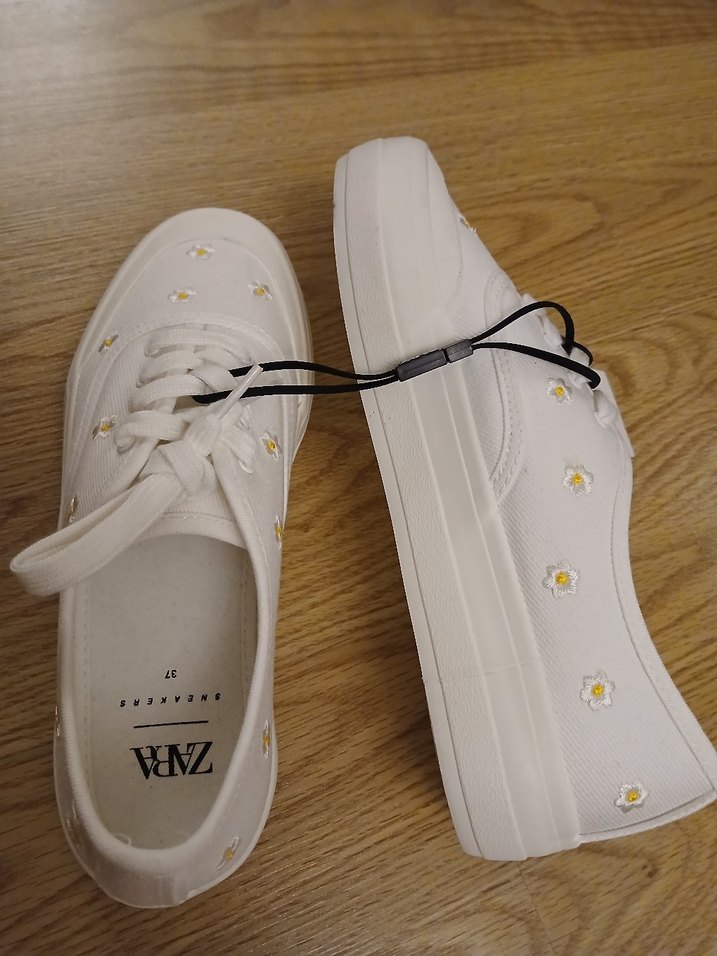 zara papatya işlemeli kanvas ayakkabı - Görsel 4