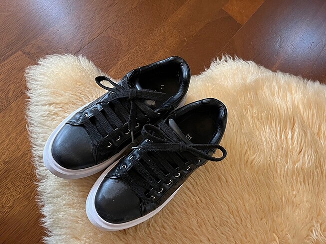 37 Beden siyah Renk Guess Spor Ayakkabı