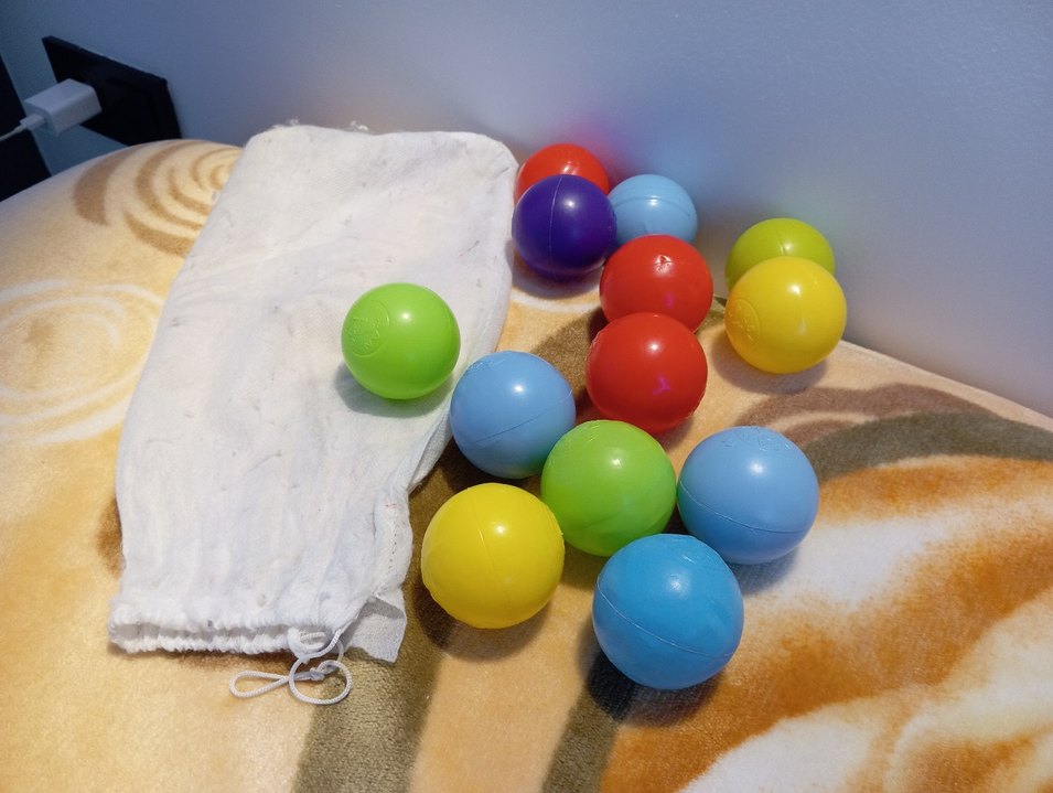 Renkli Plastik Oyun Topları ve Kumaş Torba - Görsel 2