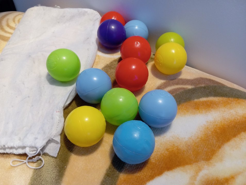 Renkli Plastik Oyun Topları ve Kumaş Torba - Görsel 3