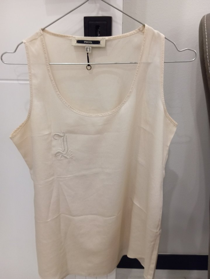İpekyol işlemeli krem bluz - Görsel 4