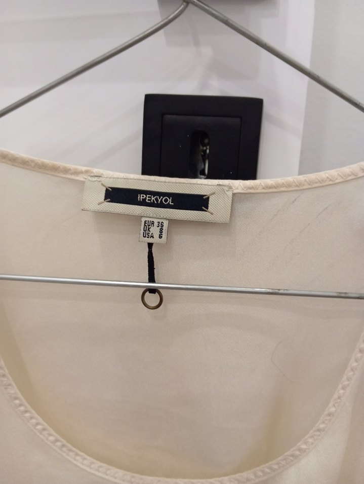 İpekyol işlemeli krem bluz - Görsel 3