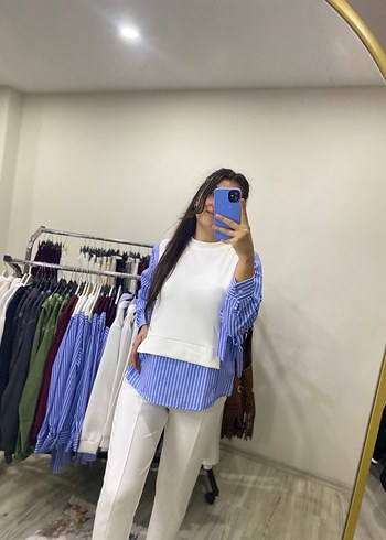 Beyaz renk garnili gömlek detaylı takım - Görsel 2