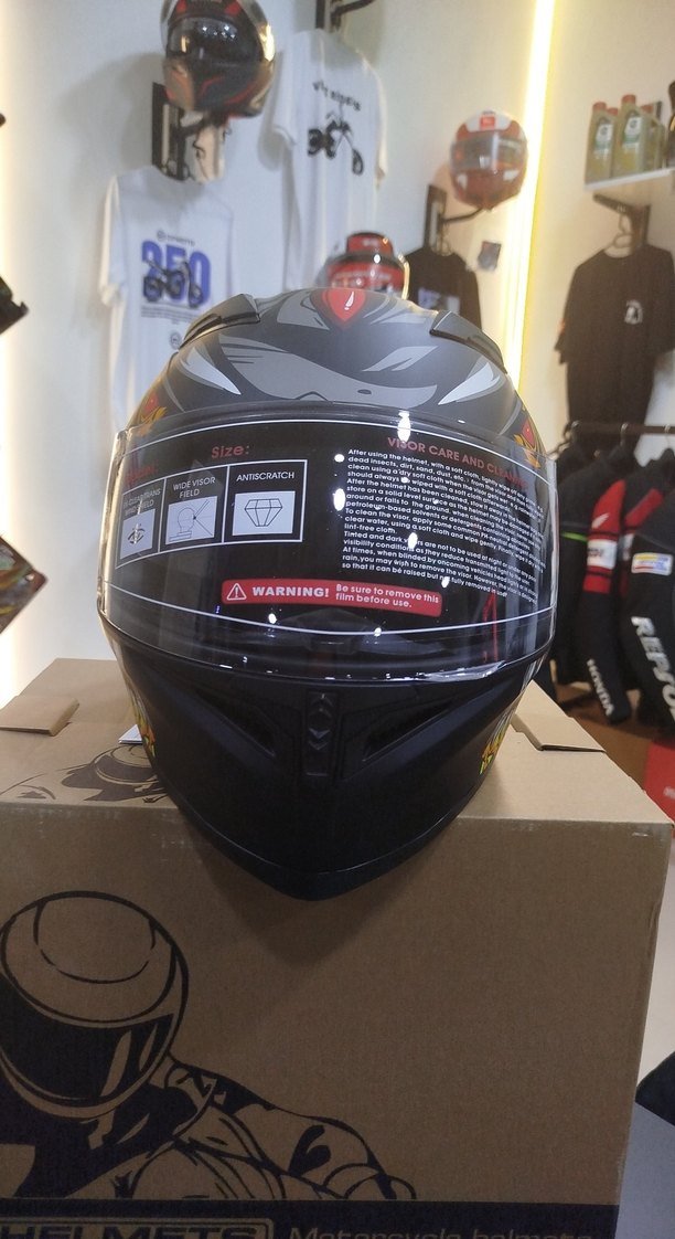 Desenli Siyah Kayışlı Motosiklet Kaskı S beden - Görsel 2