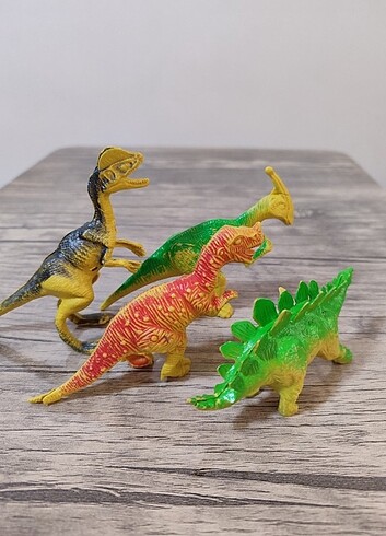 Plastik oyuncak dinozor