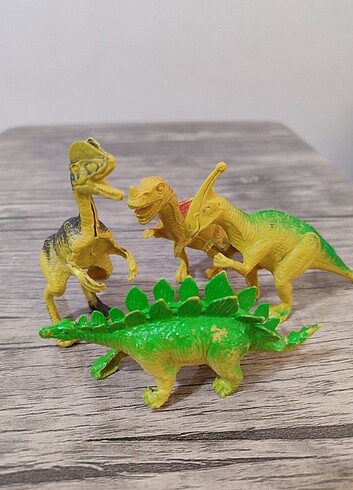  Plastik oyuncak dinozor