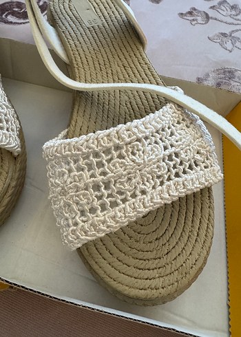 Beyaz Örgü Bantlı Kadın Sandalet - Görsel 4