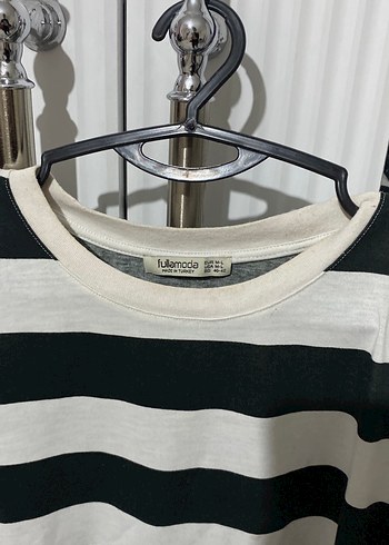 Gri-Beyaz Çizgili Kadın Tişört - Görsel 2