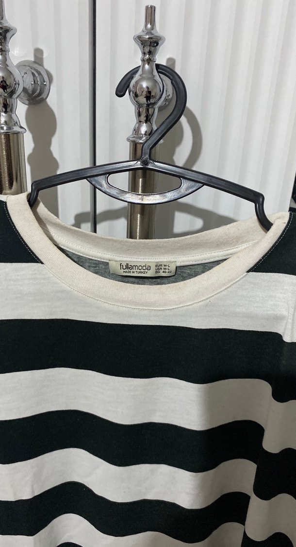 Gri-Beyaz Çizgili Kadın Tişört - Görsel 2