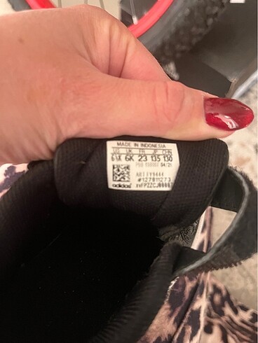 22 Beden Adidas spor ayakkabı