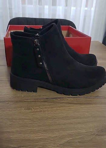Siyah Süet Tokalı Kadın Bot - Görsel 4