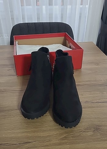 Siyah Süet Tokalı Kadın Bot - Görsel 5
