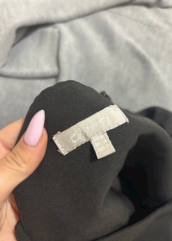 Siyah V Yakalı Kadın Atlet - Görsel 2