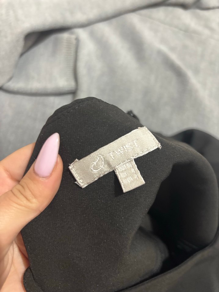 Siyah V Yakalı Kadın Atlet - Görsel 2