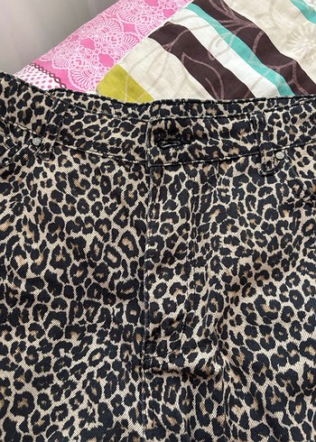 Leopar Desenli Mini Şort - Görsel 3