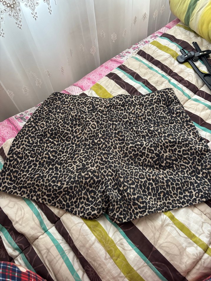 Leopar Desenli Mini Şort - Görsel 4