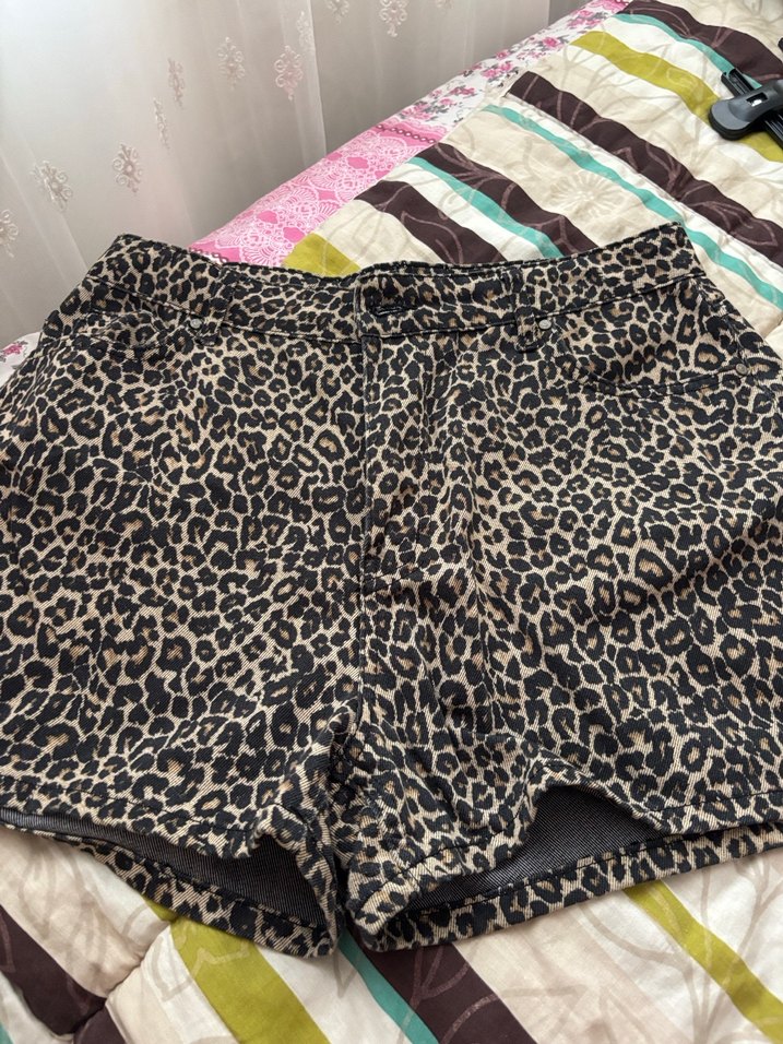 Leopar Desenli Mini Şort - Görsel 2