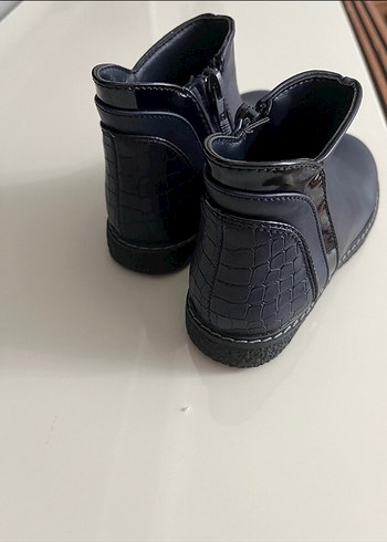 25 Beden Kız Çocuk Füme Renk Tokalı Bot
