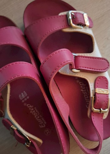 32 Beden Kız Çocuk Pembe Tokalı Sandalet