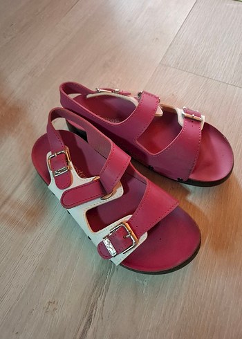 Kız Çocuk Pembe Tokalı Sandalet