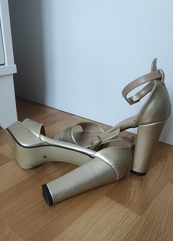 Zara Gold Topuklu ayakkabı