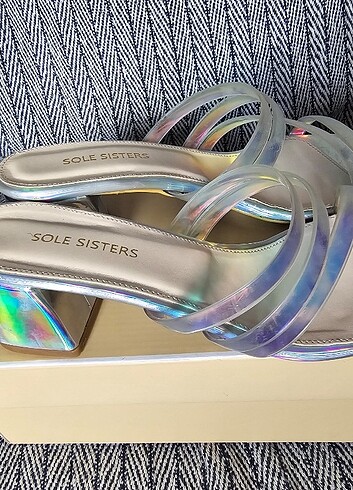 Sole sisters hologram terlik