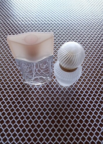 Viva Cappio ve Avon Soft Musk parfüm şişeleri