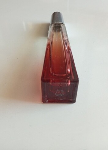 Beden Avon Surrender For Her 50 ML Kadın Parfümü. Fotoğrafta görüldüğü